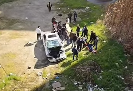 Bakıda avtomobil dərəyə düşdü 