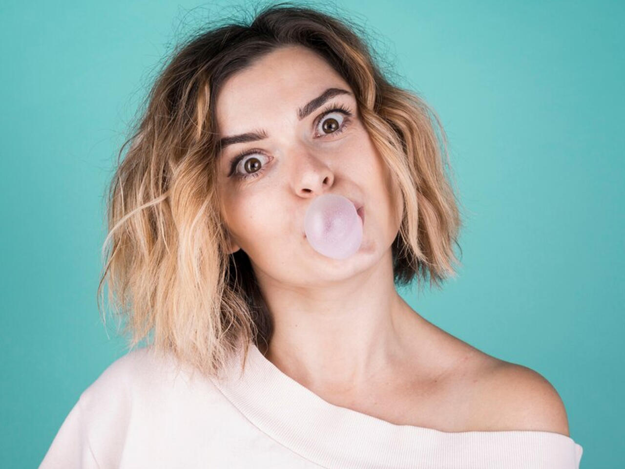 Saqqız çeynəyənlərə bəd xəbər  250 min mikroplastik orqanizmə yayılır