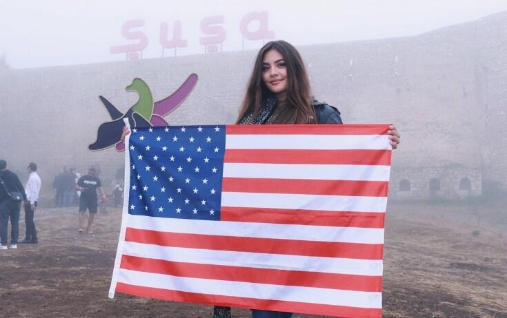 Van Dammın gəlini Amerika bayrağı ilə Şuşada  FOTO