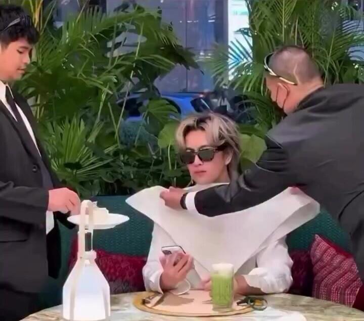 &Ouml;lkəsinin ən zənginidir, tortunu da cangüdənləri yedizdirir 