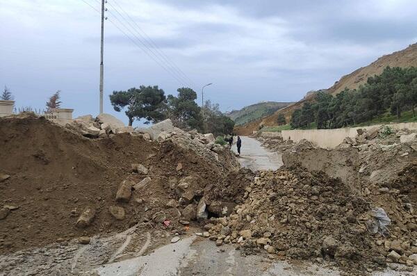 Qubada torpaq sürüşməsi: kəndin əsas yolu bağlandı