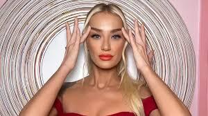 40 yaşlı model podyumda göz qamaşdırdı  FOTO