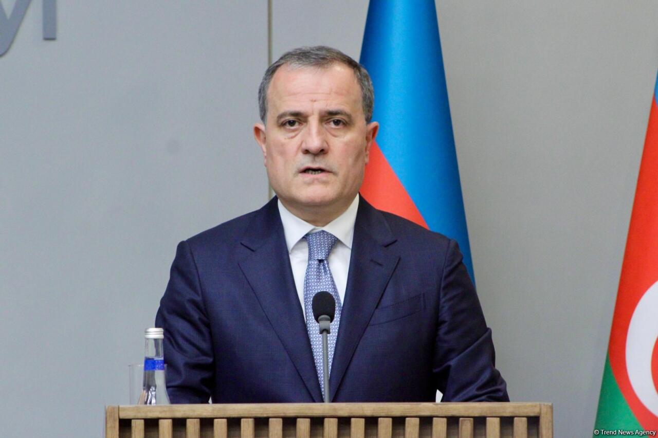 "Onların başında şəxsən Makron dayanır"