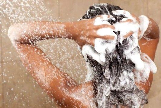 Evdən çıxanda çimmək yaxşıdır, yoxsa yatmazdan əvvəl?  Həkimdən xəbərdarlıq