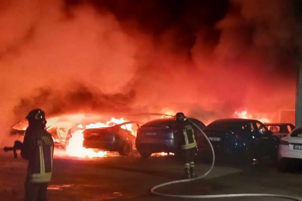 İtaliyada "Tesla"nın mağazasında yanğın  17 avtomobil külə döndü 