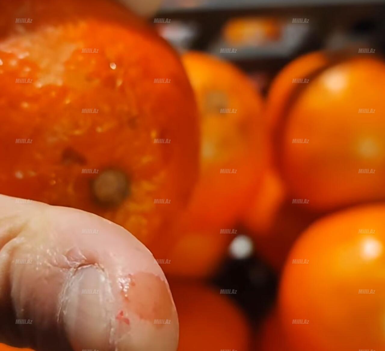 İrandan gətirilən portağal boyanır?  Ələ ke&ccedil;ən rəng ş&uuml;bhə yaratdı