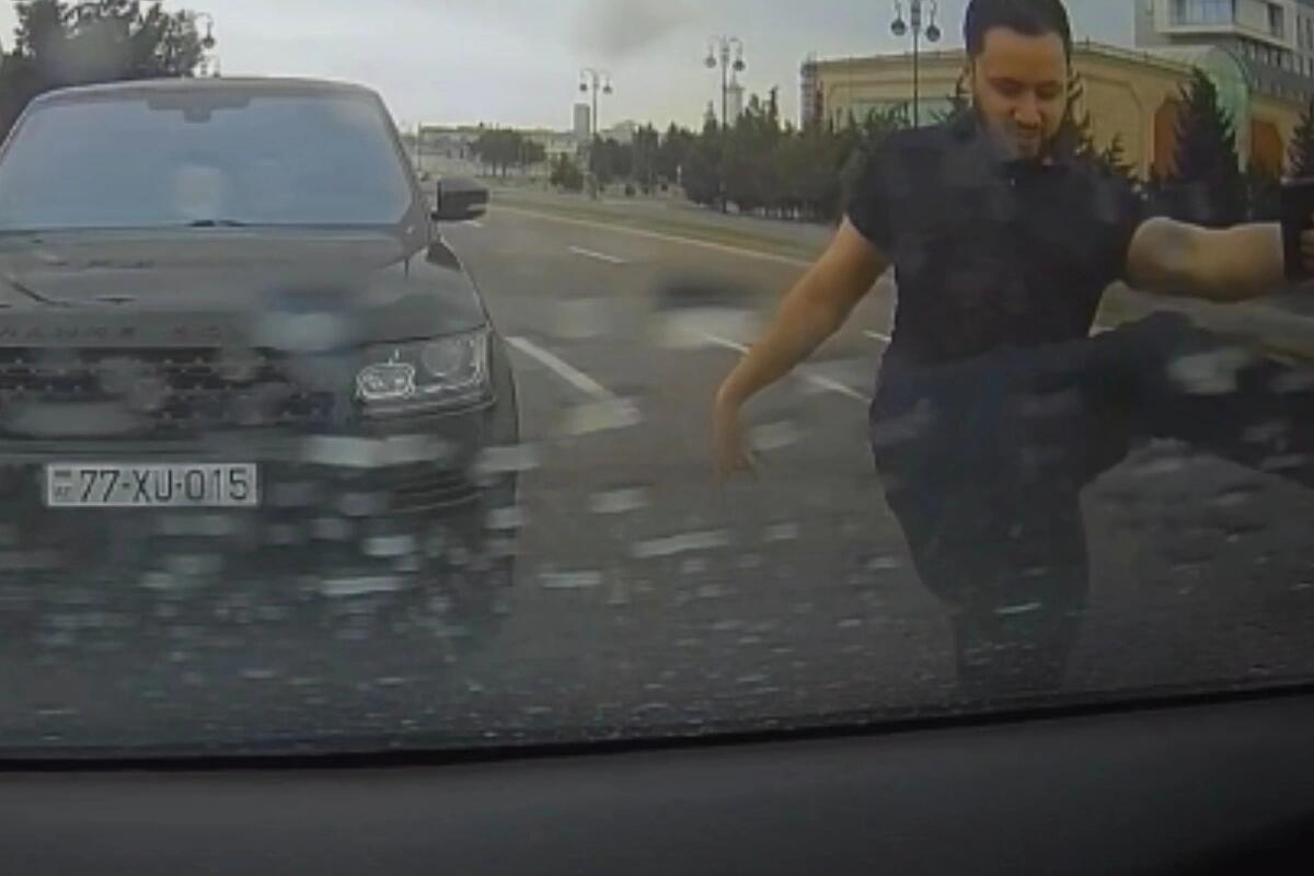 "Range Rover" sürücüsü qadın təlimçinin olduğu maşına hücum etdi  ANBAAN