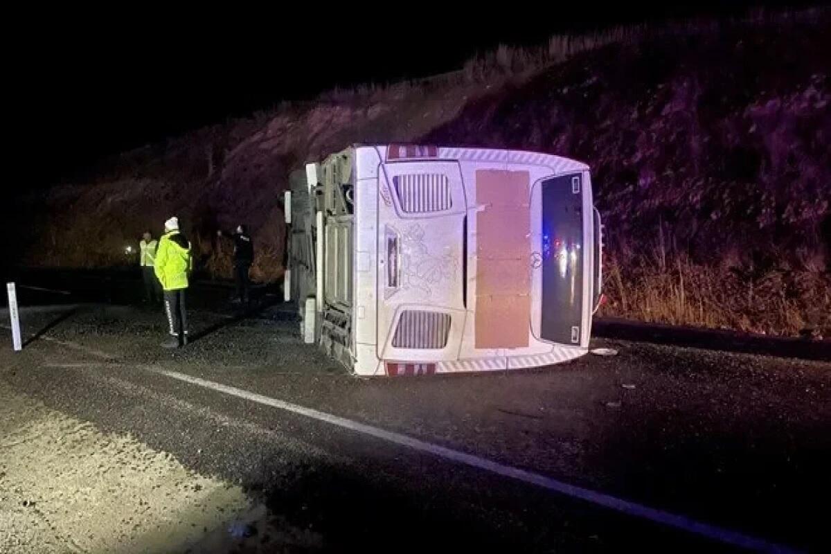 Türkiyədə avtobus AŞDI  ölən və yaralananlar var