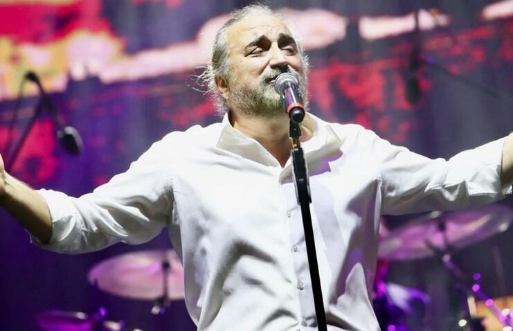 Volkan Konakın mahnısını oxuyan başqa ifaçının da ürəyi dayandı  Qəribə təsadüf  FOTO