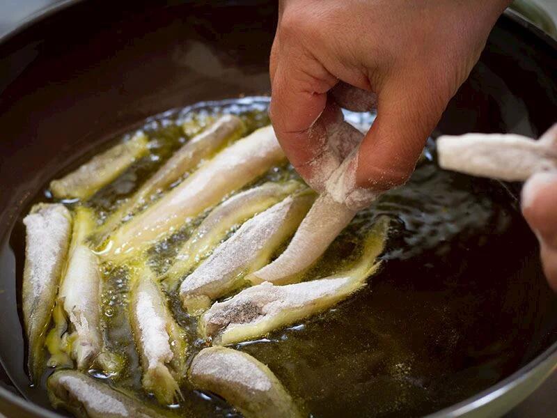 Balıq qızardarkən qoxunun yayılmasının qarşısını alan 5 təsirli &uuml;sul