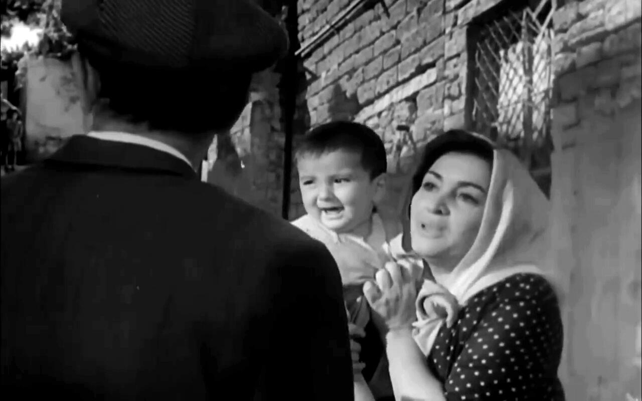 Əməkdar artistin məzarından yayılan VİDEO m&uuml;zakirə yaratdı