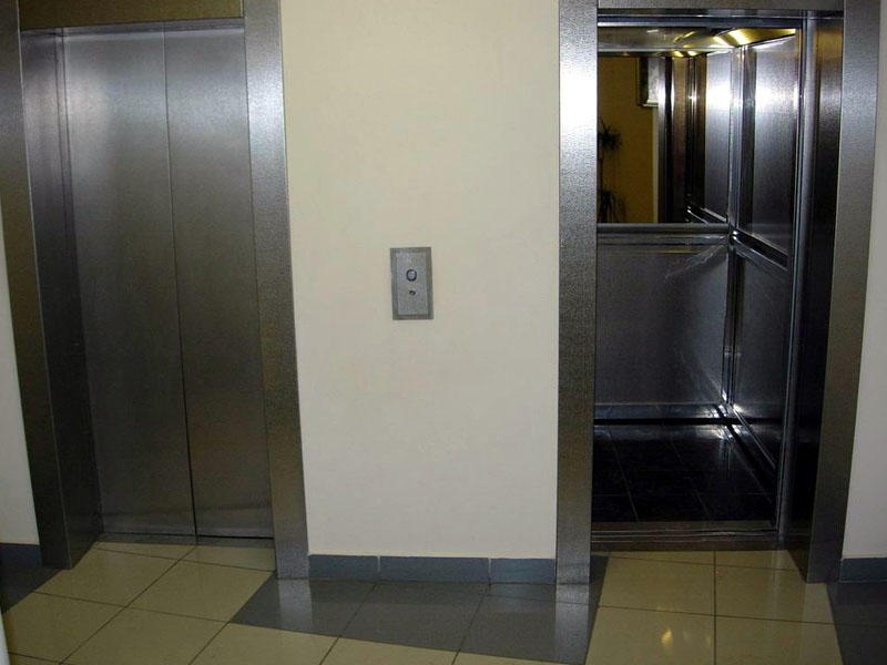 Bakı sakini liftdə köməksiz qaldı