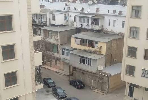 Balkonun da balkonu var  Bakıda qeyriadi bina