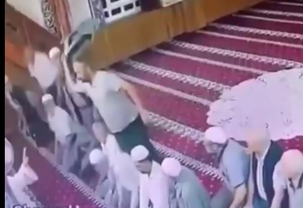Məsciddə namaz qılan şəxsi stulla döydü  verilən reaksiya gündəm oldu 
