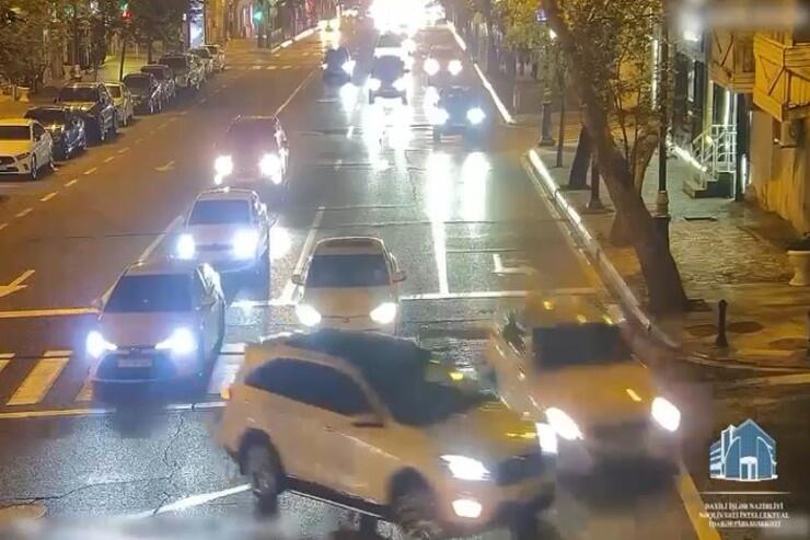 Bakının mərkəzində qəza: işıqforu qırdılar  HADİSƏ ANI 
