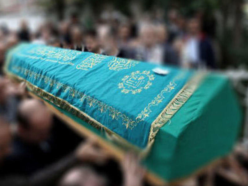 Məşhur türkiyəli müğənni səhnədə infarkt keçirərək öldü 