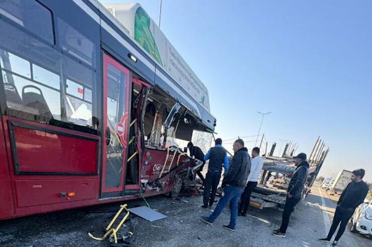 Bakıda avtobus "Range Rover"lə toqquşdu