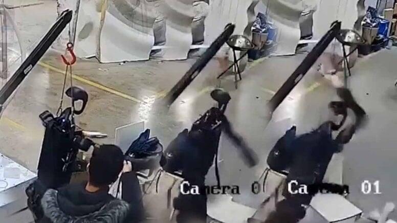 Robot "əsəbiləşib" insanlara hücum etdi  VİDEO