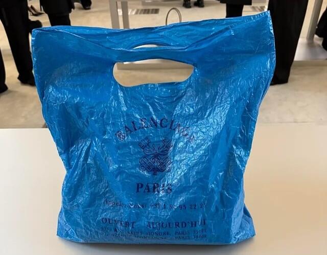 Dünya brendi bu çatnanı 995 dollara SATIR: zibil paketinə bənzətdilər 