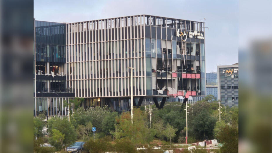 İrandan atılan raket "Microsoft"un binasına düşdü  Yaralılar var