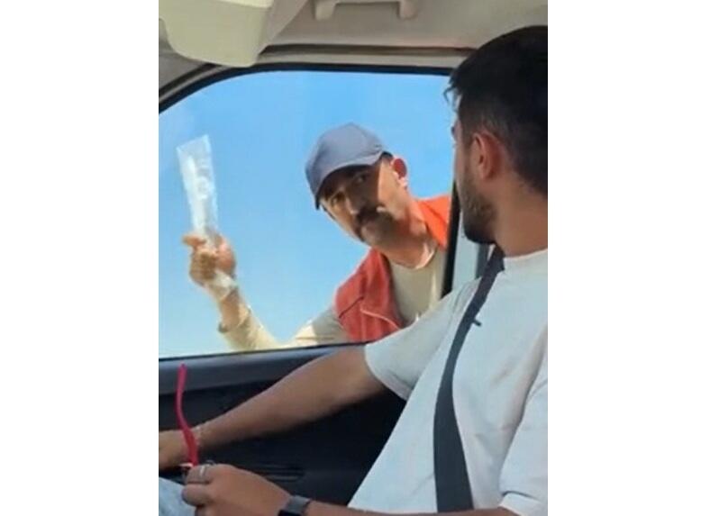 "Supermen" təmizlikçi zibili havada tutub, sürücüyə qaytardı  "Bir daha atma!" 