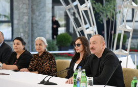 İlham Əliyev və Mehriban Əliyevanın Kəlbəcər sakinləri ilə səmimi söhbəti 