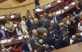 Ermənistan parlamentində deputatlar əlbəyaxa oldu  Yaralanan var  VİDEO