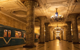 Gənc oğlan metroda yaşlı kişini yerlə SÜRÜDÜ 