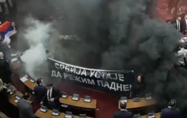 Serbiya parlamentində deputatlar arasında DAVA  Fişənglər yandırıldı və spikerə su atdılar  VİDEO