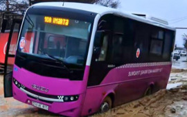 Sumqayıtda avtobus palçıqlı yolda batdı  VİDEO