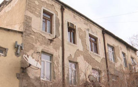 Binəqədidə bina uçubdağılır  100 yaşı var