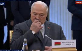 Putinin &ccedil;ıxışı zamanı etdiyi hərəkətlə g&uuml;ndəm oldu 