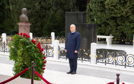 DTX əməkdaşları Fəxri xiyabanda Ulu Öndər Heydər Əliyevin xatirəsini anıblar 