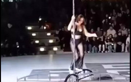 Uşaqlar üçün hazırlanan şouda striptiz göstərdilər  Ölkə qarışdı, müdiri işdən qovdular  VİDEO