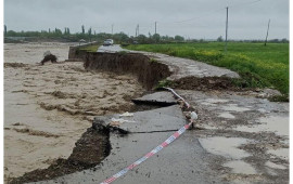 Ağsuda yol yararsız hala düşdü 
