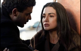 Rejissor &ccedil;əkdiyi serialın bitdiyini TVdən &ouml;yrəndi  FOTO