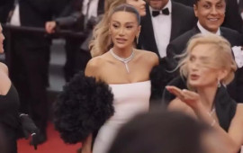 Röya Ayxan qırmızı xalıda 