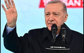 Ərdoğanın çıxışı zamanı bu plakatı qaldıran şəxs həbs edildi  FOTO