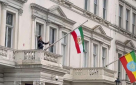 Londonda etiraz&ccedil;ılar İran səfirliyinin binasındakı bayrağı g&ouml;r&uuml;n nə ilə əvəzlədilər