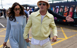 Bred Pitt &ouml;z&uuml;ndən 29 yaş ki&ccedil;ik sevgilisi ilə 