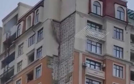 Nərimanovda binanın fasadı u&ccedil;ub yerə t&ouml;k&uuml;ld&uuml; 