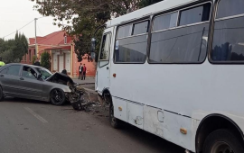 Sərnişin avtobusu ilə minik maşını toqquşub, xəsarət alanlar var