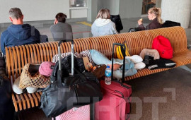 Azərbaycanlı sərnişinlər Moskvadan Bakıya uça bilmir, aeroportda yatırlar 
