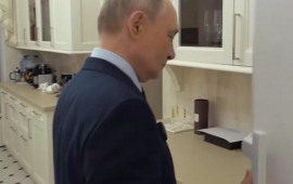 Putin soyuducusunun içini göstərdi 