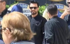 Tarkan anasının dəfnində 