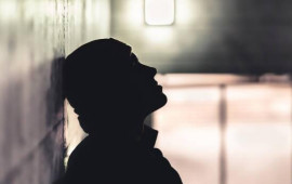 Abşeronda gənci məhəllədə arvadını &ouml;pd&uuml;y&uuml; &uuml;&ccedil;&uuml;n bı&ccedil;aqladılar  "Anabacımız var..."