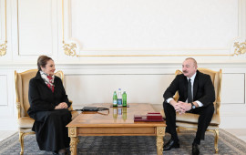 İlham Əliyev Şəfiqə Məmmədovaya “İstiqlal” ordenini təqdim edib  FOTO