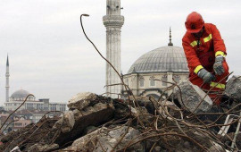 İstanbul zəlzələsində mindən çox binaya zərər dəydi