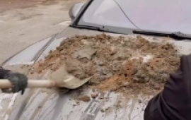 Bakıda "Porsche"nin üstündə beton qarışdırdılar 