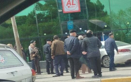 Sumqayıtda avtomobil marketə çırpıldı 